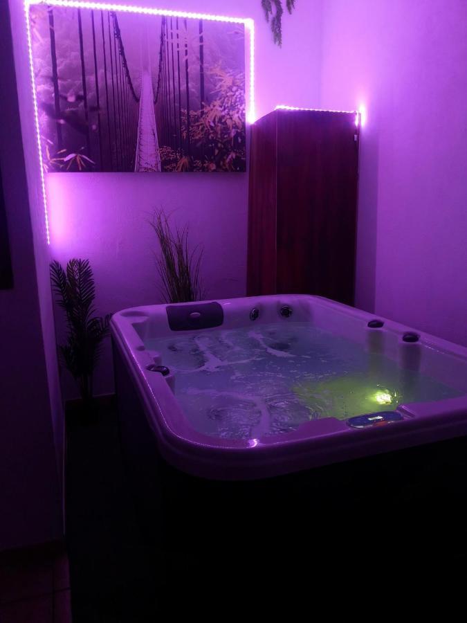 Maison avec jacuzzi Saint-Mitre-les-Remparts Extérieur photo
