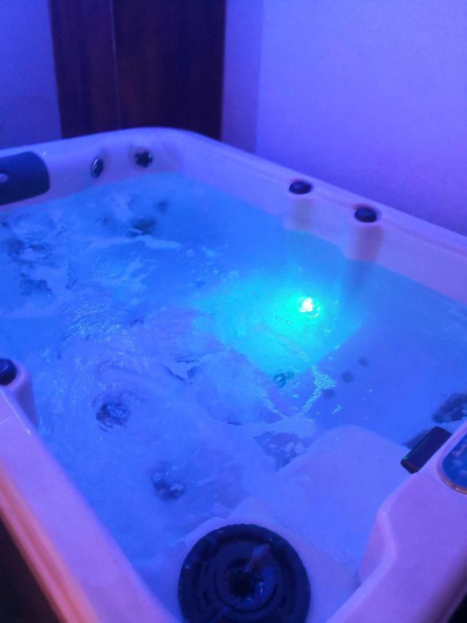 Maison avec jacuzzi Saint-Mitre-les-Remparts Extérieur photo